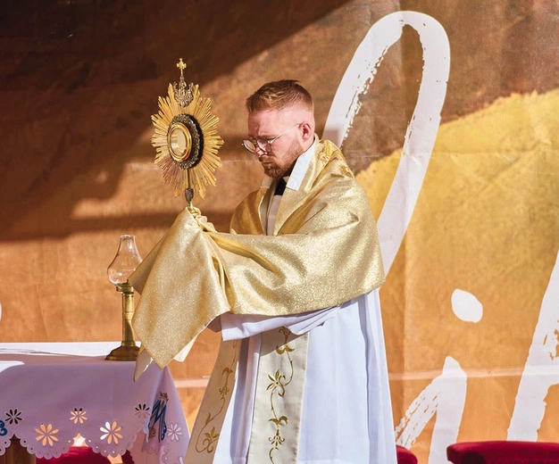 Ważnym momentem wydarzenia była adoracja Najświętszego Sakramentu.