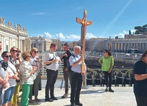 Nauczycielom towarzyszył biskup świdnicki Marek Mendyk. 
