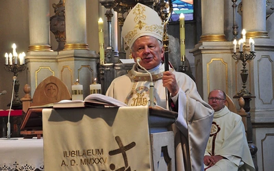 Mszy św. przewodniczył bp H. Tomasik. Z tyłu siedzi ks. J. Wieczorek.
