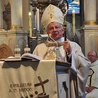 Mszy św. przewodniczył bp H. Tomasik. Z tyłu siedzi ks. J. Wieczorek.