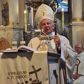 Mszy św. przewodniczył bp H. Tomasik. Z tyłu siedzi ks. J. Wieczorek.