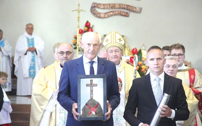 Kamień węgielny pochodzi z Ziemi Świętej i fundamentów starej świątyni.  