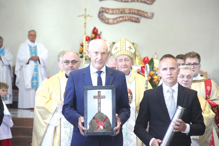 Kamień węgielny pochodzi z Ziemi Świętej i fundamentów starej świątyni.  