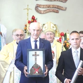 Kamień węgielny pochodzi z Ziemi Świętej i fundamentów starej świątyni.  