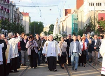 Główne uroczystości zaplanowano na 4 października we wspomnienie św. Franciszka z Asyżu. Jubileuszowej Mszy będą przewodniczyć bp Adrian Put i prowincjał o. Paweł Szymala. Na zdjęciu: Tegoroczne zawierzenie miasta Matce Bożej Fatimskiej.