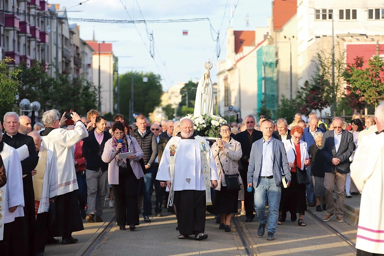 Główne uroczystości zaplanowano na 4 października we wspomnienie św. Franciszka z Asyżu. Jubileuszowej Mszy będą przewodniczyć bp Adrian Put i prowincjał o. Paweł Szymala. Na zdjęciu: Tegoroczne zawierzenie miasta Matce Bożej Fatimskiej.