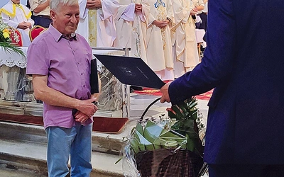 Mieszkaniec Henrykowa otrzymał gratulacje od burmistrza Ziębic i metropolity wrocławskiego. 