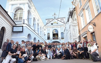 Pielgrzymi przed wileńską Ostrą Bramą.