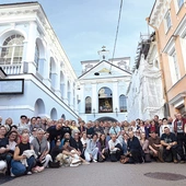 Pielgrzymi przed wileńską Ostrą Bramą.