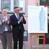 Tablicę informującą o rzeźbie odsłonili (od prawej): prof. Krzysztof Nitsch, wicemarszałek województwa mazowieckiego Rafał Rajkowski, wiceprezydent Radomia Łukasz Molenda i dyrektor Muzeum im. Jacka Malczewskiego Leszek Ruszczyk.