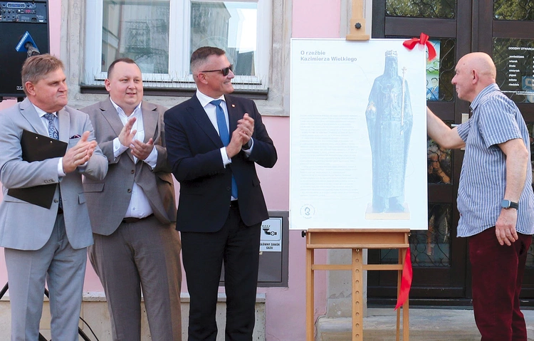 Tablicę informującą o rzeźbie odsłonili (od prawej): prof. Krzysztof Nitsch, wicemarszałek województwa mazowieckiego Rafał Rajkowski, wiceprezydent Radomia Łukasz Molenda i dyrektor Muzeum im. Jacka Malczewskiego Leszek Ruszczyk.