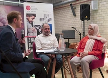 Ala i Amjad  w czasie rozmowy prowadzonej przez Mateusza Diduszkę (PKwP) w Stacji Dialog.