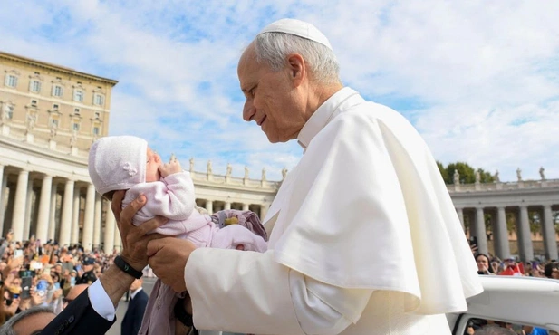 Papież często bierze na ręce dzieci i im błogosławi