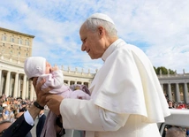 Papież często bierze na ręce dzieci i im błogosławi