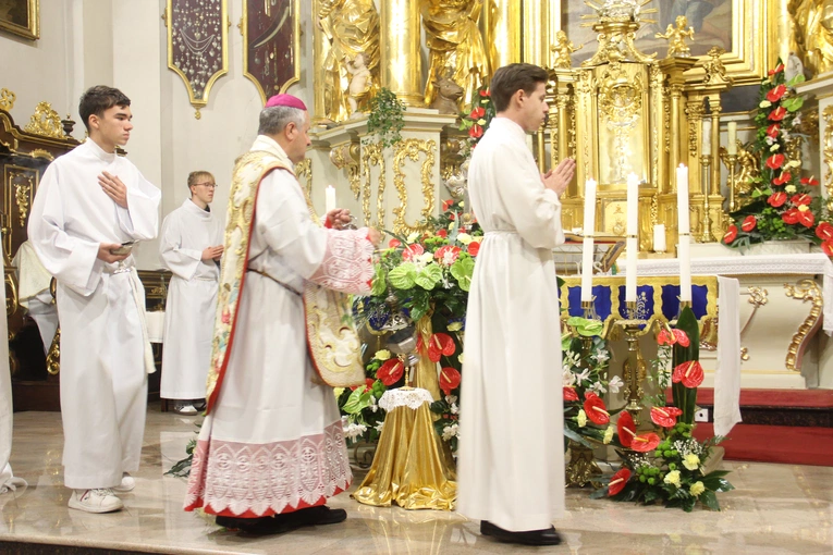 Bochnia. Rozpoczęcie Tygodnia Maryjnego i wprowadzenie relikwii bł. Jerzego Popiełuszki