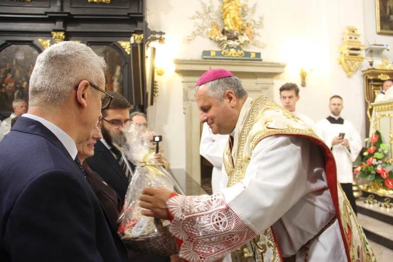Bochnia. Rozpoczęcie Tygodnia Maryjnego i wprowadzenie relikwii bł. Jerzego Popiełuszki