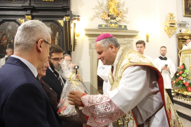 Bochnia. Rozpoczęcie Tygodnia Maryjnego i wprowadzenie relikwii bł. Jerzego Popiełuszki