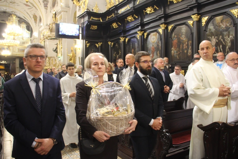 Bochnia. Rozpoczęcie Tygodnia Maryjnego i wprowadzenie relikwii bł. Jerzego Popiełuszki
