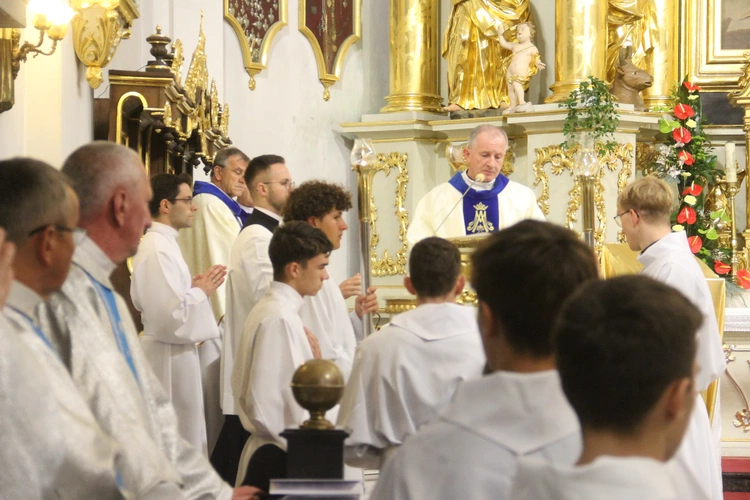 Bochnia. Rozpoczęcie Tygodnia Maryjnego i wprowadzenie relikwii bł. Jerzego Popiełuszki