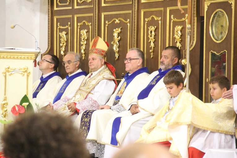 Bochnia. Rozpoczęcie Tygodnia Maryjnego i wprowadzenie relikwii bł. Jerzego Popiełuszki