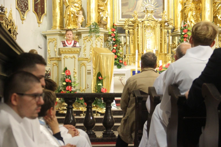 Bochnia. Rozpoczęcie Tygodnia Maryjnego i wprowadzenie relikwii bł. Jerzego Popiełuszki