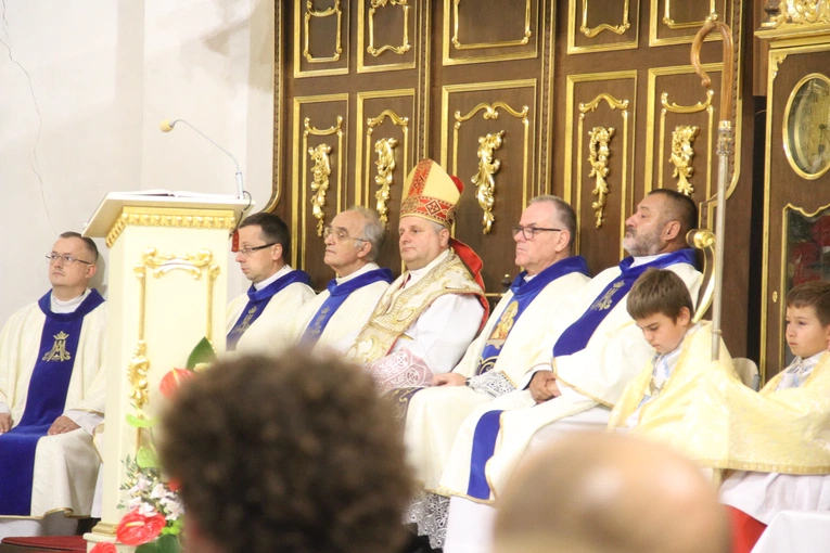 Bochnia. Rozpoczęcie Tygodnia Maryjnego i wprowadzenie relikwii bł. Jerzego Popiełuszki