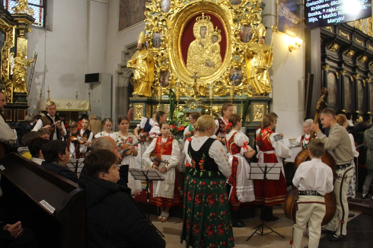 Bochnia. Rozpoczęcie Tygodnia Maryjnego i wprowadzenie relikwii bł. Jerzego Popiełuszki