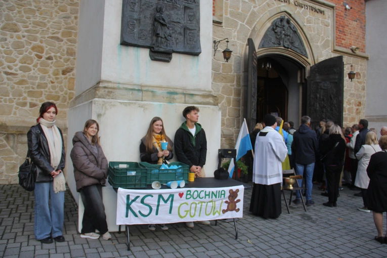 Bochnia. Rozpoczęcie Tygodnia Maryjnego i wprowadzenie relikwii bł. Jerzego Popiełuszki
