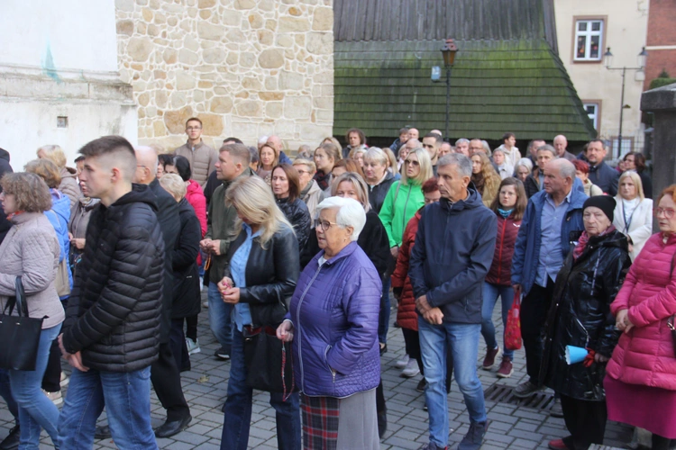 Bochnia. Rozpoczęcie Tygodnia Maryjnego i wprowadzenie relikwii bł. Jerzego Popiełuszki