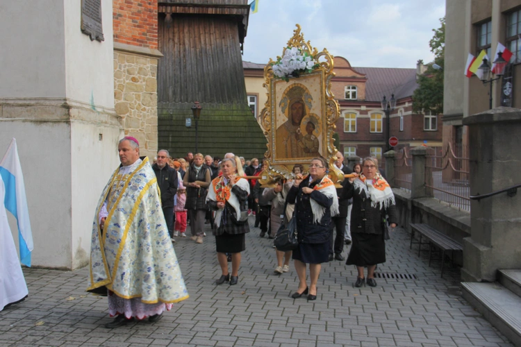 Bochnia. Rozpoczęcie Tygodnia Maryjnego i wprowadzenie relikwii bł. Jerzego Popiełuszki