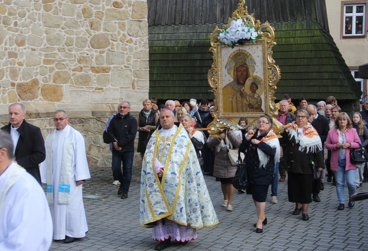 Bochnia. Rozpoczęcie Tygodnia Maryjnego i wprowadzenie relikwii bł. Jerzego Popiełuszki