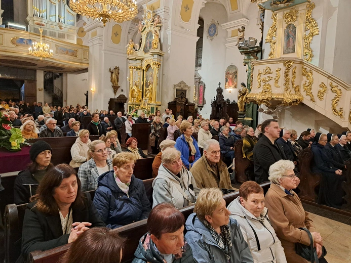 Bochnia. Rozpoczęcie Tygodnia Maryjnego i wprowadzenie relikwii bł. Jerzego Popiełuszki