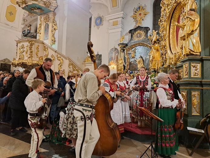 Bochnia. Rozpoczęcie Tygodnia Maryjnego i wprowadzenie relikwii bł. Jerzego Popiełuszki
