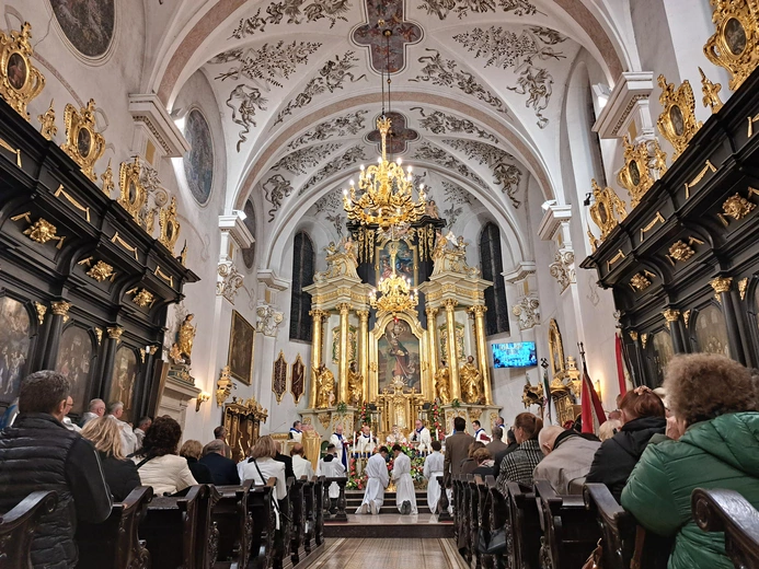 Bochnia. Rozpoczęcie Tygodnia Maryjnego i wprowadzenie relikwii bł. Jerzego Popiełuszki