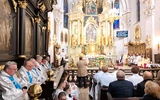 Bochnia. Rozpoczęcie Tygodnia Maryjnego i wprowadzenie relikwii bł. Jerzego Popiełuszki