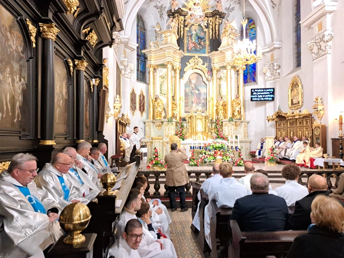 Bochnia. Rozpoczęcie Tygodnia Maryjnego i wprowadzenie relikwii bł. Jerzego Popiełuszki