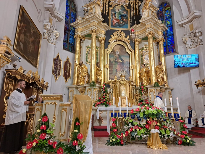 Bochnia. Rozpoczęcie Tygodnia Maryjnego i wprowadzenie relikwii bł. Jerzego Popiełuszki