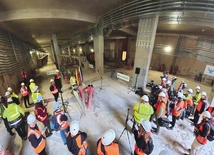 Szczególnie intensywne prace trwają w tunelu szlakowym pomiędzy krańcową stacją Karolin na Bemowie a STP Mory. Tunel oznaczony jako D01 ma długość 392 metrów i został zaprojektowany częściowo w wykopie otwartym, a częściowo metodą podstropową. Różnica wysokości pomiędzy początkiem a końcem tunelu wynosi 13 metrów.
