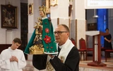 Ojciec Piotr Wiśniewski z figurą Matki Bożej Bardzkiej.
