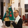 Ojciec Piotr Wiśniewski z figurą Matki Bożej Bardzkiej.