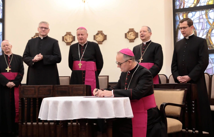 Abp Przybylski kanonicznie objął rządy w archidiecezji katowickiej, cz. 1