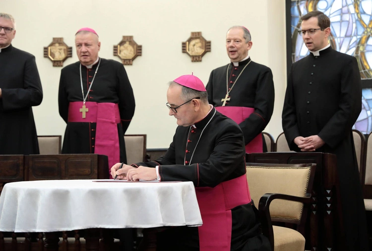 Abp Przybylski kanonicznie objął rządy w archidiecezji katowickiej, cz. 1