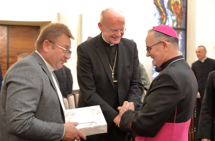 Abp Przybylski kanonicznie objął rządy w archidiecezji katowickiej, cz. 1