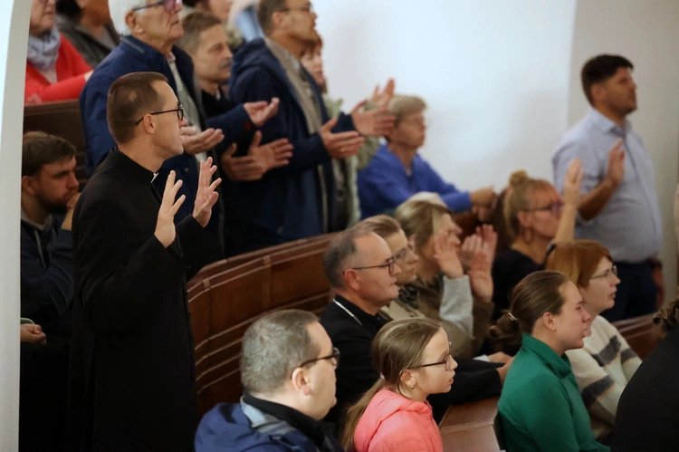 Wieczór uwielbienia z abp. Andrzejem Przybylskim [zdjęcia]