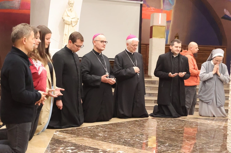 Wieczór uwielbienia z abp. Andrzejem Przybylskim [zdjęcia]