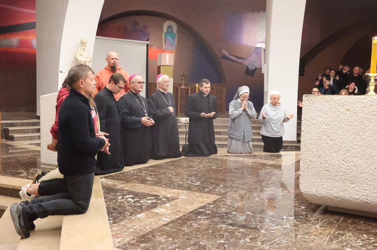 Wieczór uwielbienia z abp. Andrzejem Przybylskim [zdjęcia]