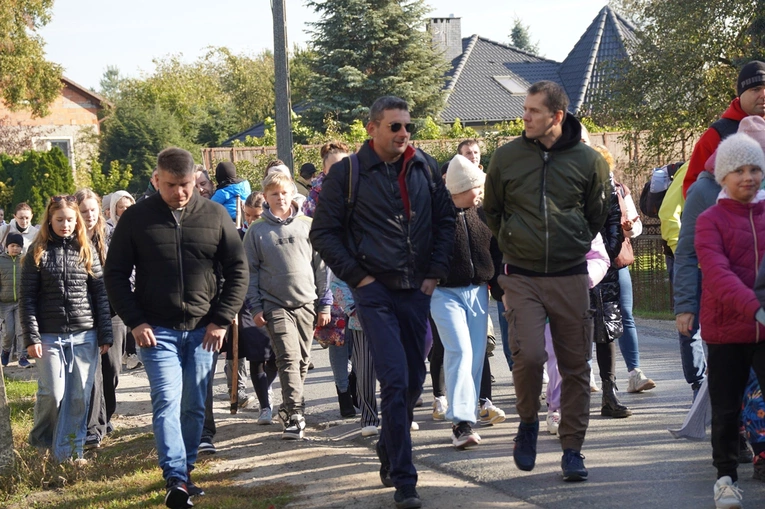 Różańcowa procesja z Chrząstawy Wielkiej do Nadolic Wielkich