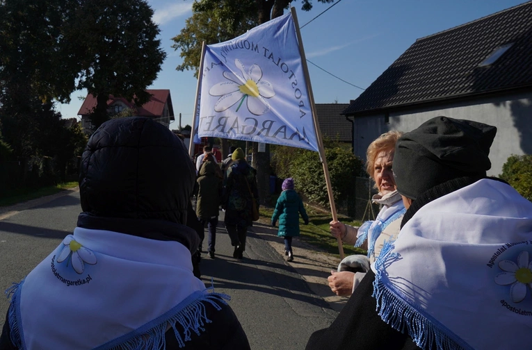Różańcowa procesja z Chrząstawy Wielkiej do Nadolic Wielkich