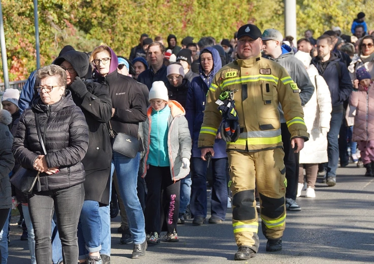 Różańcowa procesja z Chrząstawy Wielkiej do Nadolic Wielkich