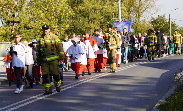 Różańcowa procesja z Chrząstawy Wielkiej do Nadolic Wielkich